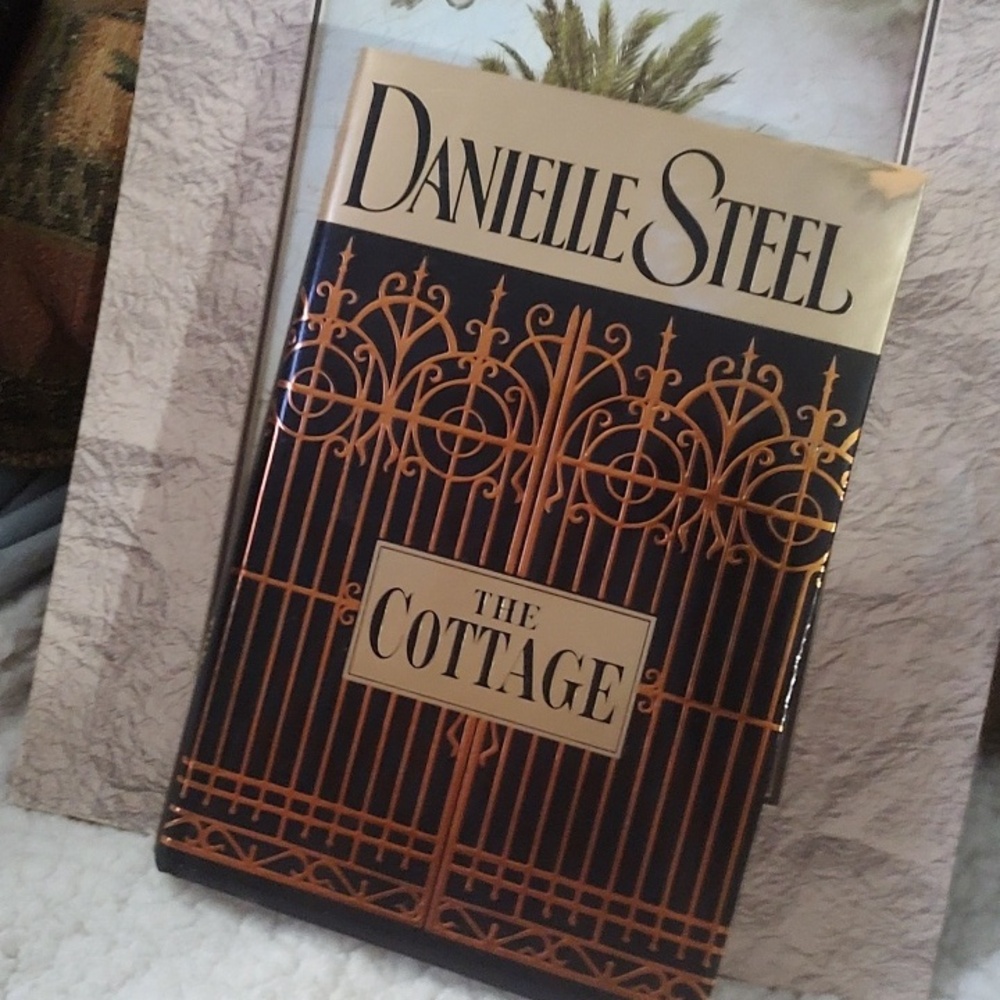 Danielle Steel/The Cottage 📚 - Black & Gold,2002